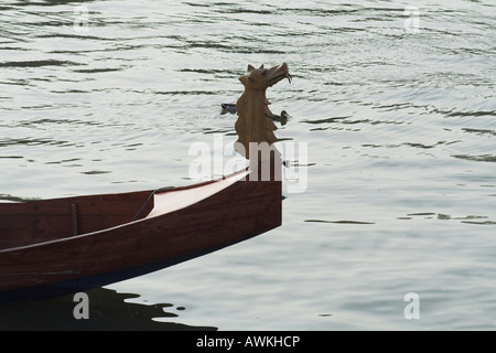 Hölzernen Drachen auf Vorderseite eines Bootes Stockfoto