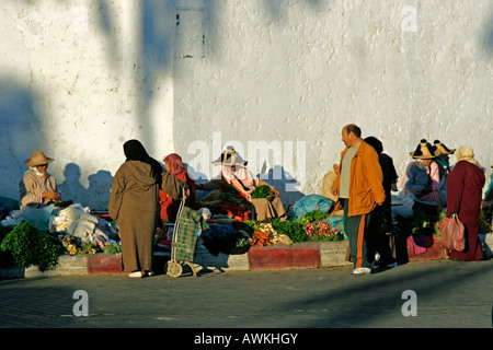 Bäuerinnen aus dem Gebiet von Tanger/Chefchaouen verkaufen ihre Produkte außerhalb der Mauern von St. Andrews Kirche Tanger Marokko Stockfoto