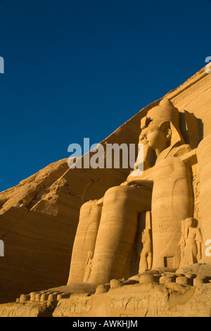Große Tempel von Abu Simbel Eingang mit Statue von Ramses II in frühen Morgen Sonne Sonnenschein Nordafrika Ägypten Stockfoto