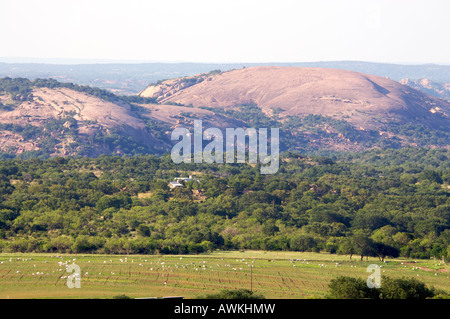 Blick auf Enchanted Rock eine Reihe von Granit Kuppeln steigt aus den umliegenden Texas Hill Country Stockfoto