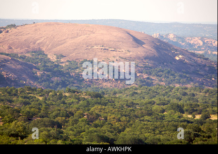 Blick auf Enchanted Rock eine Reihe von Granit Kuppeln steigt aus den umliegenden Texas Hill Country Stockfoto