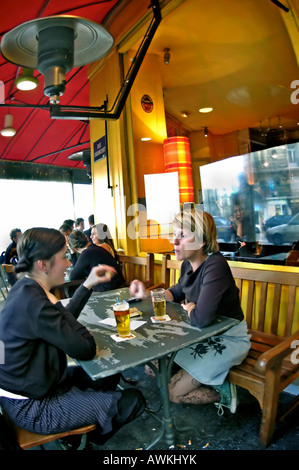 PARIS Frankreich, zwei junge Frauen trinken Bier, Außenterrasse im French Café, Bistro-Bar „Francis Labutte“ in Montmartre, FRAU TRINKT DRAUSSEN, Stockfoto