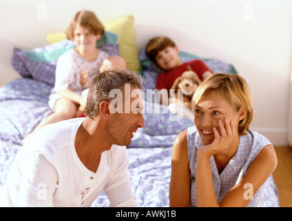 Vor Kinder im Bett der Eltern. Stockfoto