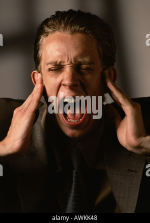 Mann für Ohren und schreien Stockfoto