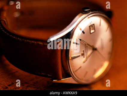 Armbanduhr mit weißem Gesicht und Lederband, Holz Hintergrund, close-up Stockfoto