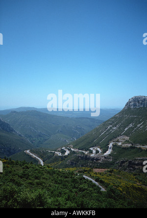 Frankreich, Straße schlängelt sich durch Berge von Pyrenee Stockfoto