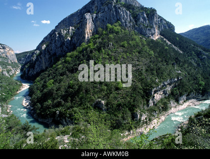 Frankreich, Provence, Fluss Verdon Auflösung um einen Berg Stockfoto