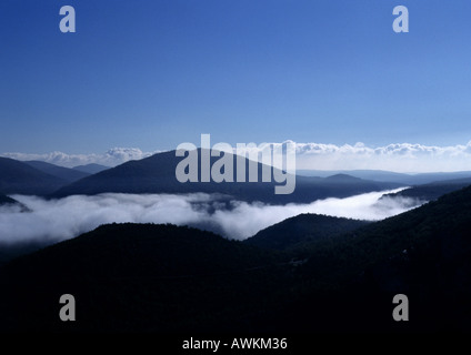 Frankreich, Alpes, Berggipfel, umgeben von Wolken Stockfoto