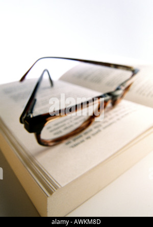 Brille auf offenes Buch, Nahaufnahme Stockfoto