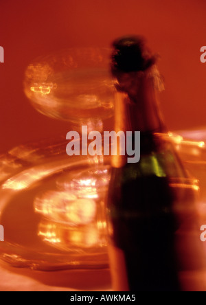 Champagner-Flasche und Glas Champagner auf Tablett, unscharf Stockfoto