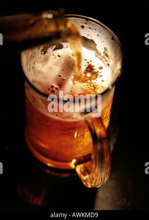 Bier in Becher, erhöhte Ansicht, Nahaufnahme Stockfoto