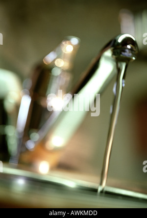 Wasser läuft aus dem Wasserhahn, Nahaufnahme, unscharf Stockfoto