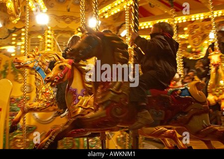 Boy am Karussell oder merry Go round Messegelände fahren in Covent Garden London WC2 Stockfoto