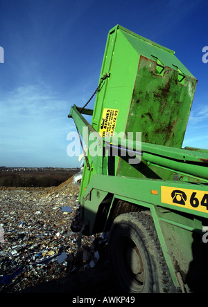 LKW-dumping Müll in Deponien Stockfoto