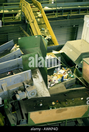 Müll wird sortiert in der Aufbereitungsanlage Stockfoto