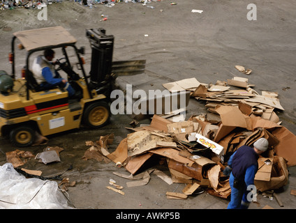 Arbeitnehmer, die großen Haufen von Kartons Stockfoto