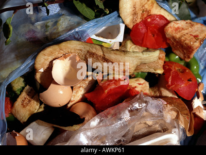 Müll und Nahrung bleibt im Müllsack Stockfoto
