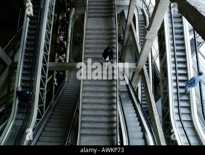 Menschen zu Fuß auf Treppen und Rolltreppen in Nähe des Bahnhofs, Draufsicht Stockfoto