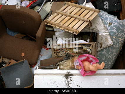 Sortiment von ausrangierten Haushaltsgegenständen zusammen gestapelt Stockfoto
