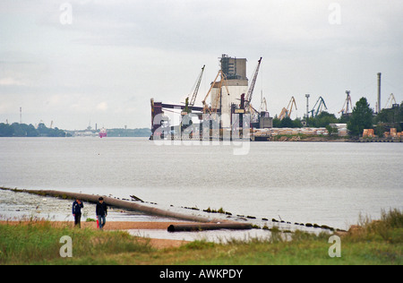 Blick über Fluss Daugava, Richtung Hafen, Riga, Lettland Stockfoto