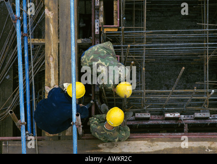 Drei Männer tragen Schutzhelme auf Baustelle, erhöht, Ansicht Stockfoto