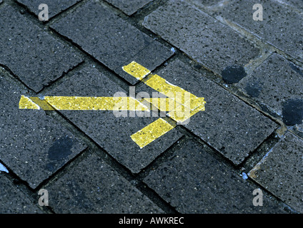 Pfeil auf Pflastersteine, close-up Stockfoto