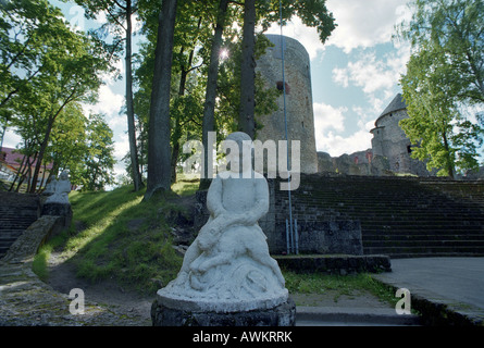 Eine Skulptur und Ruinen des Schlosses Cesis im Hintergrund, Lettland Stockfoto