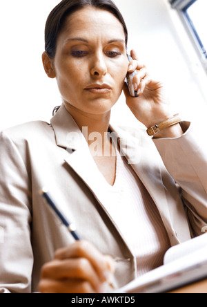 Frau mit Handy, niedrigen Winkel Ansicht Stockfoto