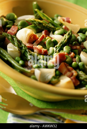 Schüssel mit Spargel, Erbsen und Speck in Schüssel, Nahaufnahme Stockfoto