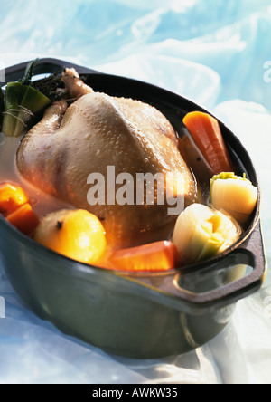 Ganzes Huhn in tiefe Auflaufform mit Gemüse, Nahaufnahme Stockfoto