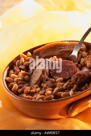 "Cassoulet" (französische Fleisch und Bohnen Eintopf) in Kasserolle, Nahaufnahme Stockfoto