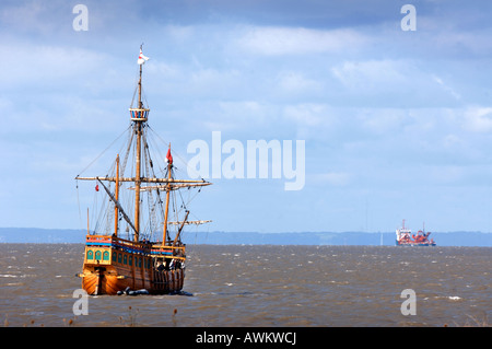 DIE MATTHEW SEGELN AUS DEM FLUSS AVON IN DEN BRISTOLKANAL BEI AVONMOUTH DOCKS UK Stockfoto