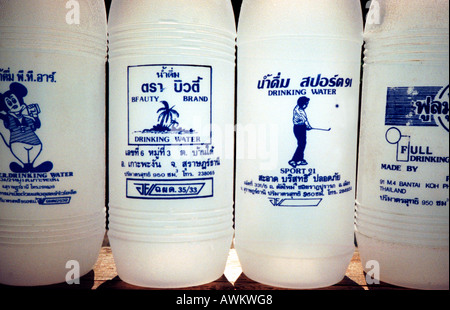 Wasser in Flaschen zum Verkauf in Thailand Stockfoto