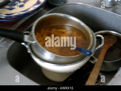 Schmutziges Geschirr in der Spüle Stockfoto
