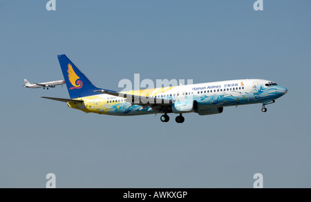 Hainan Airlines und China Eastern Airlines Flugzeuge beginnen ihre Abstammung in Beijing International Airport. 13. März 2008 Stockfoto