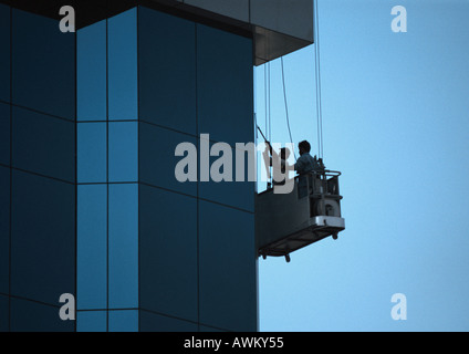 Zwei Männer des Wolkenkratzers Fensterputzen Stockfoto