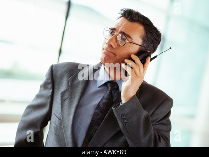 Unternehmer, die mit Telefon, Porträt Stockfoto