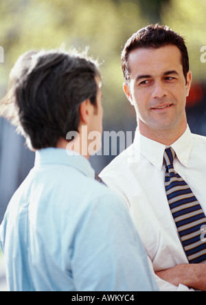 Zwei Geschäftsleute außerhalb Stockfoto