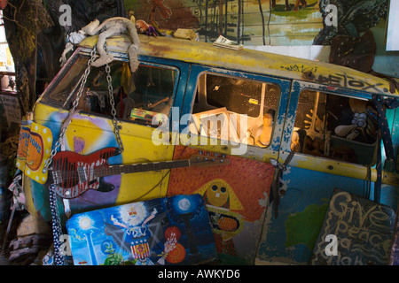 Bizarre Ausstellung von einem alten VW Dormobile im Museum auf Cullen Street in der Hippie Stadt von Nimbin NSW Australia Stockfoto