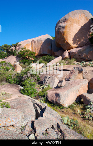 Blick auf Enchanted Rock eine Reihe von Granit Kuppeln steigt aus den umliegenden Texas Hill Country Stockfoto