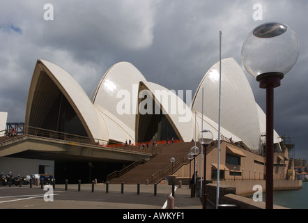 Dramatischen Blick auf die Oper Schalen strahlend sonnigen gegen einen grauen Sturm bewölkt sky Sydney N S W Australia Stockfoto