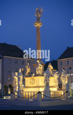 Denkmal im Zentrum der Stadt bei Nacht, Wiener Neustadt, Österreich Stockfoto