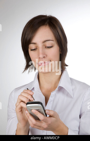 Junge Frau mit einem PDA Stockfoto
