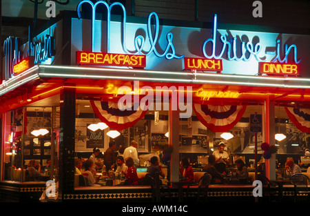 Menschen, die Abendessen im Restaurant, Mels Drive-In, Lombard Street, San Francisco, Kalifornien, USA Stockfoto