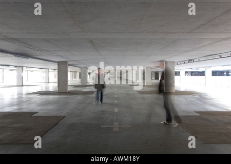 Zwei Personen in einem verlassenen Parkhaus Stockfoto