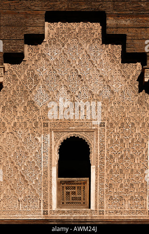 Reich verzierte Wand mit Stuckarbeiten, Ali Ben Youssef Medresen, historische, theologische Akademie im Stadtteil Medina, Marrakesch, Marokko, Stockfoto