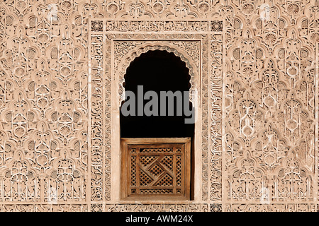 Reich verzierte Wand mit Stuckarbeiten, Ali Ben Youssef Medresen, historische, theologische Akademie im Stadtteil Medina, Marrakesch, Marokko, Stockfoto