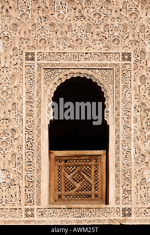 Reich verzierte Wand mit Stuckarbeiten, Ali Ben Youssef Medresen, historische, theologische Akademie im Stadtteil Medina, Marrakesch, Marokko, Stockfoto