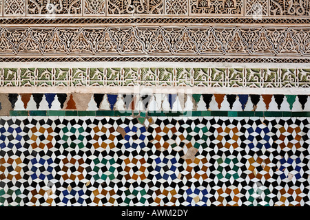 Wand dekoriert mit Stuckarbeiten und Mosaikfliesen, Palais De La Bahia, Altstadt Medina, Marrakesch, Marokko, Afrika Stockfoto