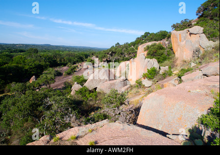 Blick auf Enchanted Rock eine Reihe von Granit Kuppeln steigt aus den umliegenden Texas Hill Country Stockfoto